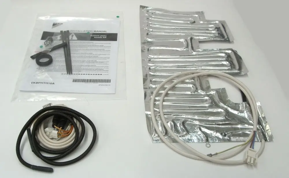 Daikin Heizungszubehör bestehend aus einer Installationsanleitung, mehreren Heizschlangen, einem Kabelsatz und Befestigungsmaterial.